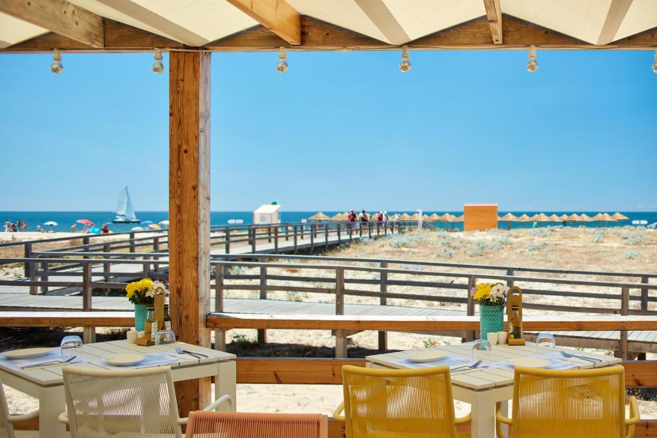 Vila Vita Parc Armação de Pêra Kültér fotó View of the beach from the restaurant